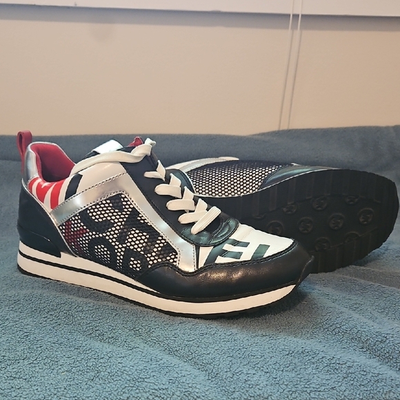 Stylish Black and White Men's Sneakers - Picture 1 of 4